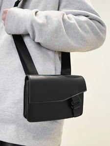 Sac bandoulière en cuir personnalisable, imperméable et résistant à l'eau, avec sangle réglable pour les voyages, le travail et le sport - Product Image 6