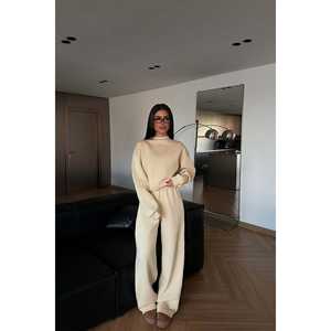 Ensemble de survêtement confortable en nylon coupe-vent imprimé grande taille pour l'hiver, décontracté, à capuche, manches courtes avec logo en strass - Product Image 4