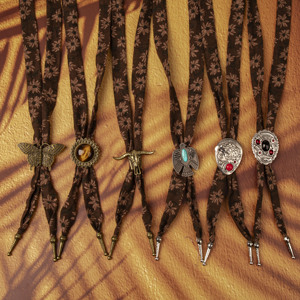 Cravate Bolo Bohème Unisexe, Sangle en Coton Marron à Motifs Marguerites, Breloques en Alliage : Papillon, Œil <span class=keywords><strong>de</strong></span> Tigre, Tête <span class=keywords><strong>de</strong></span> <span class=keywords><strong>Taureau</strong></span>, Aigle, Dragon, Pierre Rouge - Product Image 1