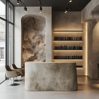 Bureau d'accueil personnalisé en pierre calcaire pour salon de beauté et hôtel de luxe, avec logo Newstar