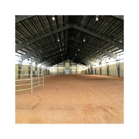 Manège intérieur en acier de style grange traditionnelle, structure équestre classique en métal