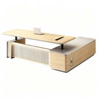 Bureau de direction électrique moderne et minimaliste avec fonction assis-debout, compartiment de rangement pour unité centrale et rangement intégré pour câbles, pour immeuble de bureaux