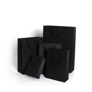 Sac en carton noir de luxe personnalisé avec impression de personnalité et marquage à chaud, recyclable, avec logo sur mesure pour emballage de détail - Product Image 1