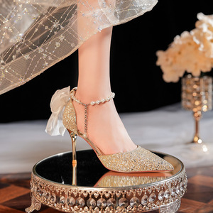 Chaussures de mariée classiques à talons hauts à bout pointu avec nœud et paillettes - Product Image 4