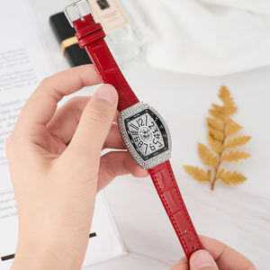 นาฬิกาข้อมือควอทซ์ทรงเหลี่ยมสำหรับสตรีประดับเพชรหรูหราทรงเหลี่ยมหน้าปัดเพชรประดับพลอยเทียมรูปตัวเรือนสีแดง - Product Image 2