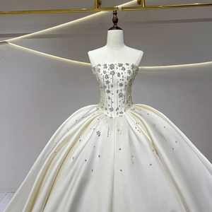 Vestido de Novia Moderno Minimalista JFH17 con Cola de Capilla, Apliques de Encaje Floral y Espalda con Cordones de Cristal - Product Image 3