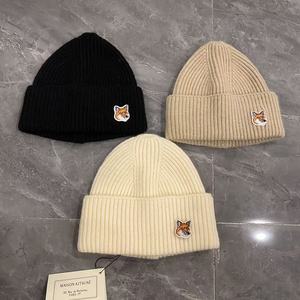 หมวกบีนนี่ปักลายสุนัขจิ้งจอก Maison Kitsune ผ้าถักลายนูน ขนสัตว์ อุ่นสบายสำหรับฤดูหนาว สไตล์ลำลอง สตรีทแวร์ สำหรับผู้ชายและผู้หญิง - Product Image 1