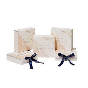 Boîte cadeau rigide rectangulaire en carton ivoire avec motif doré et ruban bleu marine pour demande en mariage à une demoiselle d'honneur - Product Image 2