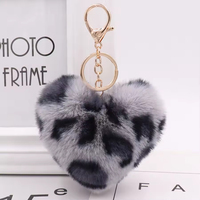 Vente en gros 2025 – Porte-clés tendance en peluche douce motif cœur de dessin animé, breloque en peluche imprimé léopard pour sacs et sacs à main