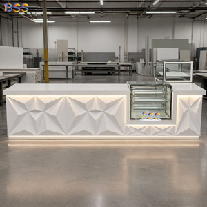 Barra Personalizada para <span class=keywords><strong>Centro</strong></span> de Entretenimiento Familiar, Elegante y Moderna Barra de Corian Blanco Glaciar para Café, Té y Aperitivos con Exhibidor de Pasteles - Product Image 1