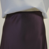Jupe longue mi-mollet en satin taille haute pour femme, 80 % acétate, 20 % polyester, brillante, violet foncé, coupe trapèze