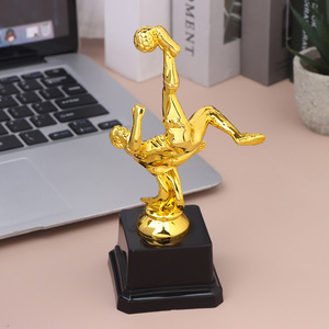 تمثال لاعب كرة قدم معدني تذكاري صديق للبيئة مع نقش بالليزر، إكسسوارات كرة القدم للأطفال كهدايا تذكارية - Product Image 2