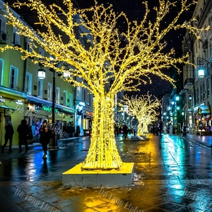 Lumière de Noël en forme d'arbre, conçue comme une sculpture lumineuse creuse pour des arrangements décoratifs nocturnes épurés - Product Image 2