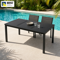 Table de jardin rectangulaire en WPC avec plateau à lattes, structure en acier galvanisé gris foncé, idéale pour hôtels et projets extérieurs