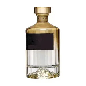Bottiglia di whisky quadrata con fondo di montagna con logo personalizzato di lusso da 750ml 700ml 500ml con coperchio in vetro