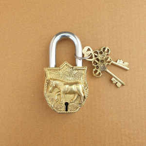 Candado de Latón con Forma de Caballo Antiguo, Cerradura Metálica Decorativa Vintage con Diseño Grabado Ornamentado, Llaves de Esqueleto, Decoración Rústica para el Hogar - Product Image 1