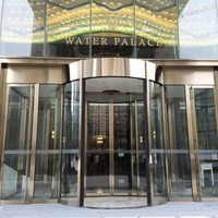 Porte tournante moderne à deux ailes en verre pour supermarchés et bâtiments d'entreprise avec commande manuelle et design de colonne annulaire en verre intelligent