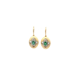 Pendientes colgantes de oro amarillo con esmeralda verde ovalada y diamantes redondos, elegantes pendientes colgantes de oro amarillo con un vibrante diseño ovalado. - Product Image 1