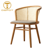 Chaise de salle à manger vintage en bois massif avec dossier large en rotin tressé et assise en cuir PU pour restaurant, café et cuisine domestique