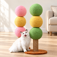 Poteau à gratter pour chat en sisal avec 3 balles colorées et base large et stable pour chats d'intérieur, idéal pour aiguiser les griffes