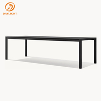 Table de repas rectangulaire en bois pour l'extérieur, avec pieds carrés, plateau en teck à lattes, base géométrique, mobilier de jardin