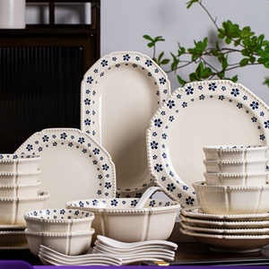 Ensembles de vaisselle en <span class=keywords><strong>porcelaine</strong></span> relief <span class=keywords><strong>bleu</strong></span> <span class=keywords><strong>et</strong></span> <span class=keywords><strong>blanc</strong></span> Assiettes en céramique écologiques de luxe pour la maison <span class=keywords><strong>et</strong></span> les hôtels Design personnalisable - Product Image 1