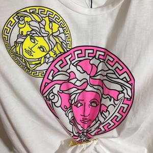 เสื้อยืดแขนสั้นผู้หญิงลายตัวอักษรประดับเข็มกลัดโลหะขนาดใหญ่ รุ่นใหม่ประจำฤดูร้อนปี <span class=keywords><strong>2022</strong></span>  ทรงเข้ารูป  สไตล์ลำลองและอเนกประสงค์ - Product Image 4