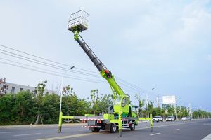 Camión Plataforma Elevadora de 30 Metros de 7 Secciones de la Marca Reconocida 1SUZU con Cesta de Aluminio y Plataforma Aislante - Product Image 2