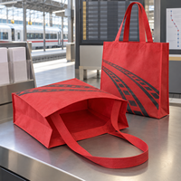 Sacs fourre-tout rouges non tissés à longues poignées pour événements hôteliers, ouverture large avec soufflets latéraux, impression sérigraphique, 80 g/m² en gros