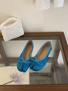 OEM ODM Mocassins pour femmes en satin soyeux à bout Tabi fendu, avec petit nœud, à enfiler, sans talon, légers, antidérapants, silencieux, souples, décontractés pour le quotidien - Product Image 6