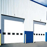 Porte de garage sectionnelle automatique en acier moderne sur mesure avec isolation thermique, système de sécurité et fonction coupe-vent pour entrepôt