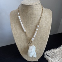 Collier de plage inspiré de l'océan, fait main, avec perles de pierres précieuses côtières, coquillages en spirale, pendentif cauris, pierres naturelles et perles d'eau douce, idéal pour un cadeau
