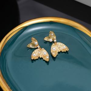 Pendientes de Botón de Estilo Francés de Lujo, Diseño de Cola de Pez Geométrico con Circonita, Chapado en Oro sobre Cobre, Temperamento Femenino - Product Image 4