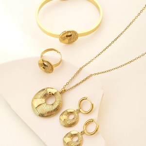 Ensemble élégant de boucles d'oreilles et collier en acier inoxydable plaqué or en forme de pain pour femme - <span class=keywords><strong>Série</strong></span> de bijoux tendance - Product Image 4