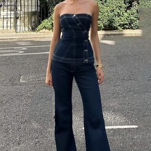 ชุดยีนส์ผู้หญิง OEM เสื้อกั๊กเซ็กซี่แบบสั่งทำ เสื้อครอปท็อปผ้ายีนส์ และกางเกงขาบาน - Product Image 2