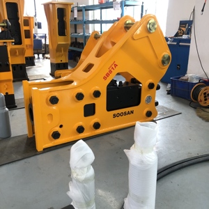 Casse-pierre hydraulique SOOSAN SB81A de haute qualité, silencieux, de type latéral, pour excavatrices lourdes de 18 à 26 tonnes, démolition efficace des roches dures - Product Image 1