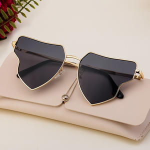 Lunettes de soleil pour femmes de style européen, verres PC UV400, monture noire, mode Instagram, streetwear, origine Taizhou HRH-3759 - Product Image 4