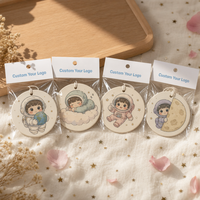 Désodorisant de voiture en papier personnalisé avec logo, motif dessin animé Kawaii Astronaute, forme personnalisée, carte parfumée suspendue imprimée OEM, vente en gros