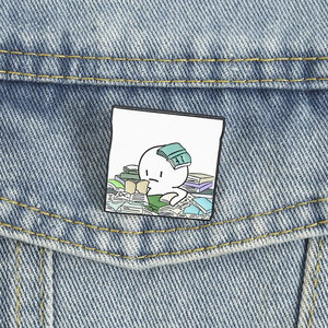 Spilla in smalto per amanti dei libri, simpatica figura di cartone animato che affonda tra <span class=keywords><strong>i</strong></span> libri impilati, distintivo da risvolto, gioiello di moda, regalo - Product Image 1