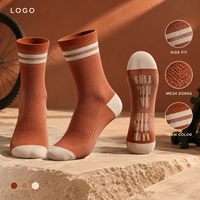 Chaussettes de cyclisme sportives orange rouille respirantes en maille avec revers côtelé, coupe discrète, zones ventilées, couleurs inaltérables, matière respirante