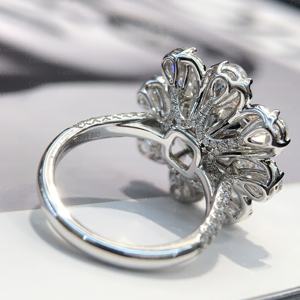 Bague en or 9K-18K avec diamant vert taille oreiller – Diamant de laboratoire certifié IGI, accentué par des diamants taille poire et taille rond - Product Image 4