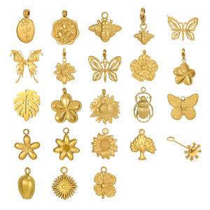 Musa natural dorada | Colgante <span class=keywords><strong>de</strong></span> acero inoxidable chapado en oro PVD <span class=keywords><strong>de</strong></span> 18 quilates: Diseño <span class=keywords><strong>de</strong></span> abeja <span class=keywords><strong>de</strong></span> hoja <span class=keywords><strong>de</strong></span> <span class=keywords><strong>flor</strong></span> <span class=keywords><strong>de</strong></span> mariposa para fabricación <span class=keywords><strong>de</strong></span> joyas DIY - Product Image 1