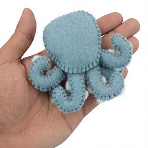 Mini pulpo de fieltro de lana, hecho a mano, animal del mundo marino para decoración del hogar, comercio justo y artesanal. - Product Image 2