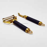 Ensemble de 2 pièces d'éplucheur de cuisine multifonctionnel en acier inoxydable plaqué or et titane râpe à pommes de terre éplucheur déchiqueteur