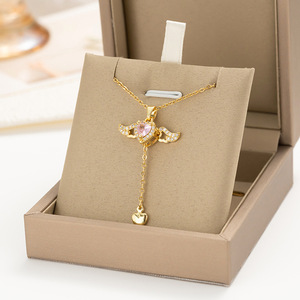 Collana da donna placcata oro vero con <span class=keywords><strong>cuore</strong></span> rosa in rame, ali mobili e nappa, design trendy di lusso leggero, catena in bambù, stile celebrità di Internet - Product Image 1