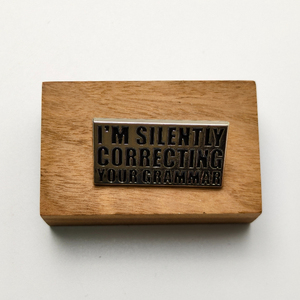 Pin para entusiastas <span class=keywords><strong>de</strong></span> la gramática: 'Estoy corrigiendo silenciosamente tu gramática' - Accesorio <span class=keywords><strong>de</strong></span> moda creativo con letras - Product Image 3