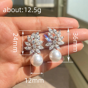 Orecchini Pendenti Minimalisti con Zirconi e Perle Finte per Donne, Gioielli Eleganti per Uso Quotidiano - Product Image 4