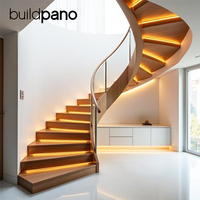Escalier hélicoïdal en acier sur mesure avec marches en marbre de Carrare et garde-corps en métal pour villas et hôtels de luxe