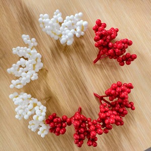 Bouquets de baies artificielles rouges et blanches Wen Gui, 10 cm, décorations en plastique pour Noël, accessoires de fêtes et arrangements floraux - Product Image 1