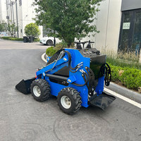 Mini-chargeuse compacte sur chenilles avec bras télescopique, cabine tout-temps et chenilles adaptatives au terrain